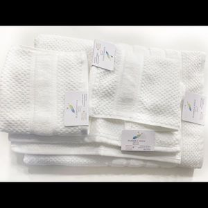 Feather & Stitch New York 4 Piece Towel set ✨